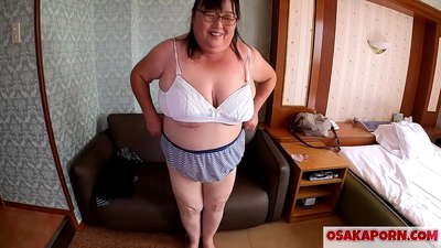 Χοντρή γιαπωνέζα μαμά επιδεικνύει τεράστια βυζιά και απολαμβάνει ένα σεξουαλικό παιχνίδι. Μια 51χρονη Ασιάτισσα μητέρα μιλάει για τη σεξουαλική της εμπειρία. Yukiko λιπαρά milf 1 OSAKAPORN